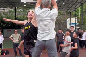 哈哈哈 大爷告诉你什么叫真正的底角抽烟