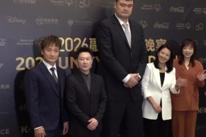 1米6多的李小鹏站在2米26的姚明身边 就像手办一样